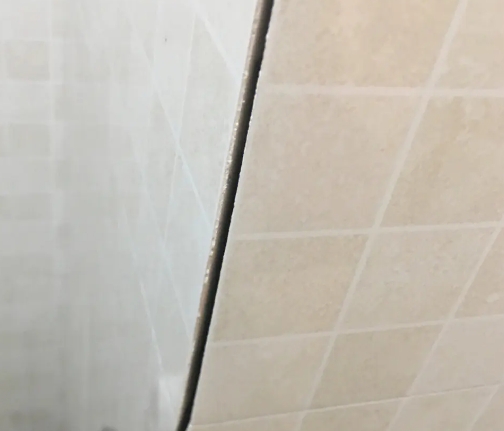 滕州瓷砖空鼓维修公司分享阳台瓷砖脱落的修复过程可以分为以下几个步骤